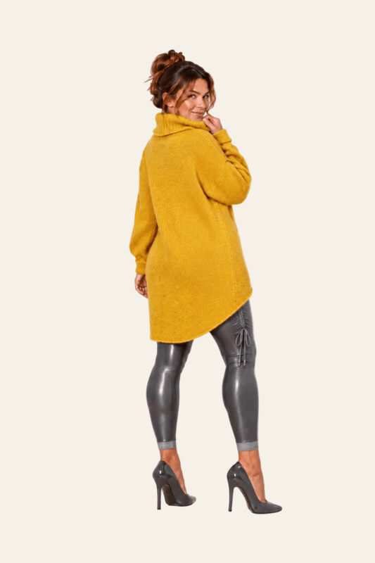 Achteraanzicht van gele LMB Boutique coltrui met lange mouwen.