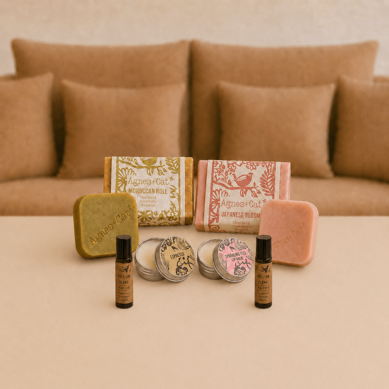Twee verzorgingsgeschenkboxen met zeep shampoobar lippenbalsem en etherische olie roller