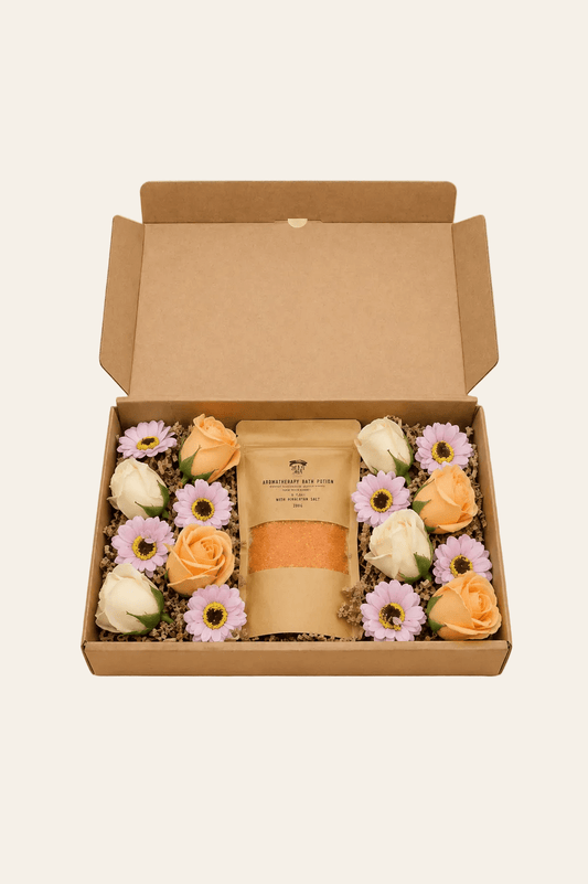 Geschenkdoos met badzout en zeepbloemen in een bruine doos als productfoto