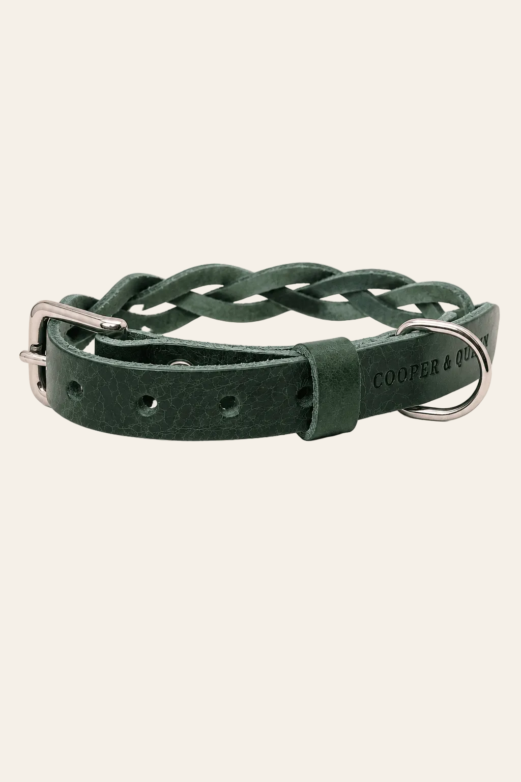 Gevlochten groene leren hondenhalsband op een lichtbeige achtergrond