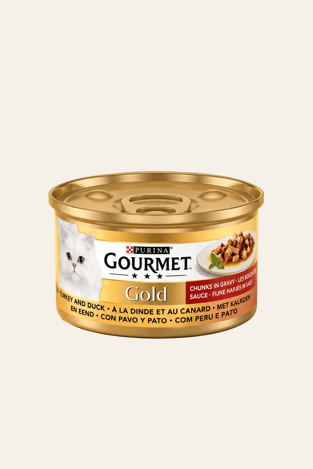 Gourmet Gold fijne hapjes met kalkoen en eend in saus, goudkleurig kattenvoerblik van 85 gram op warme beige achtergrond met bladschaduw.