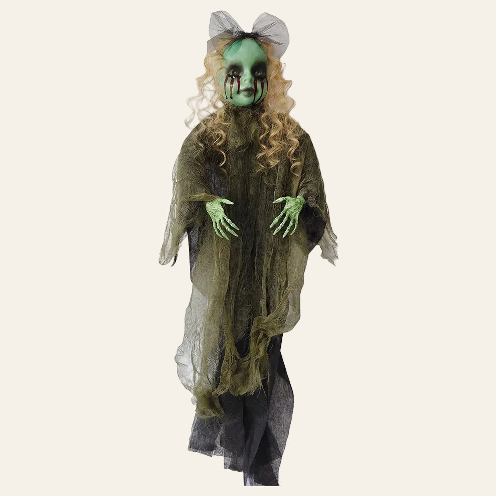 Griezelig halloween meisje met blonde lokken met een zwarte strik erin het figuur is van groen kunststof a