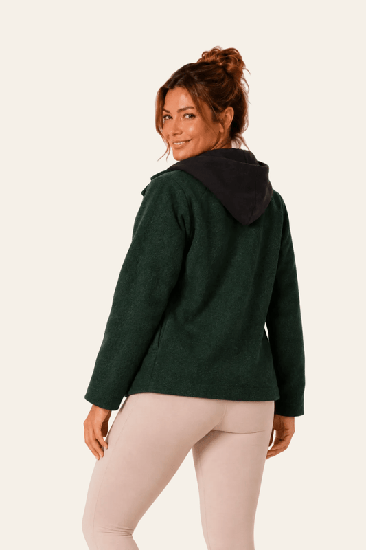 Achteraanzicht van groen fluwelen LMB Boutique damesjasje met losse pasvorm en rechte rug.