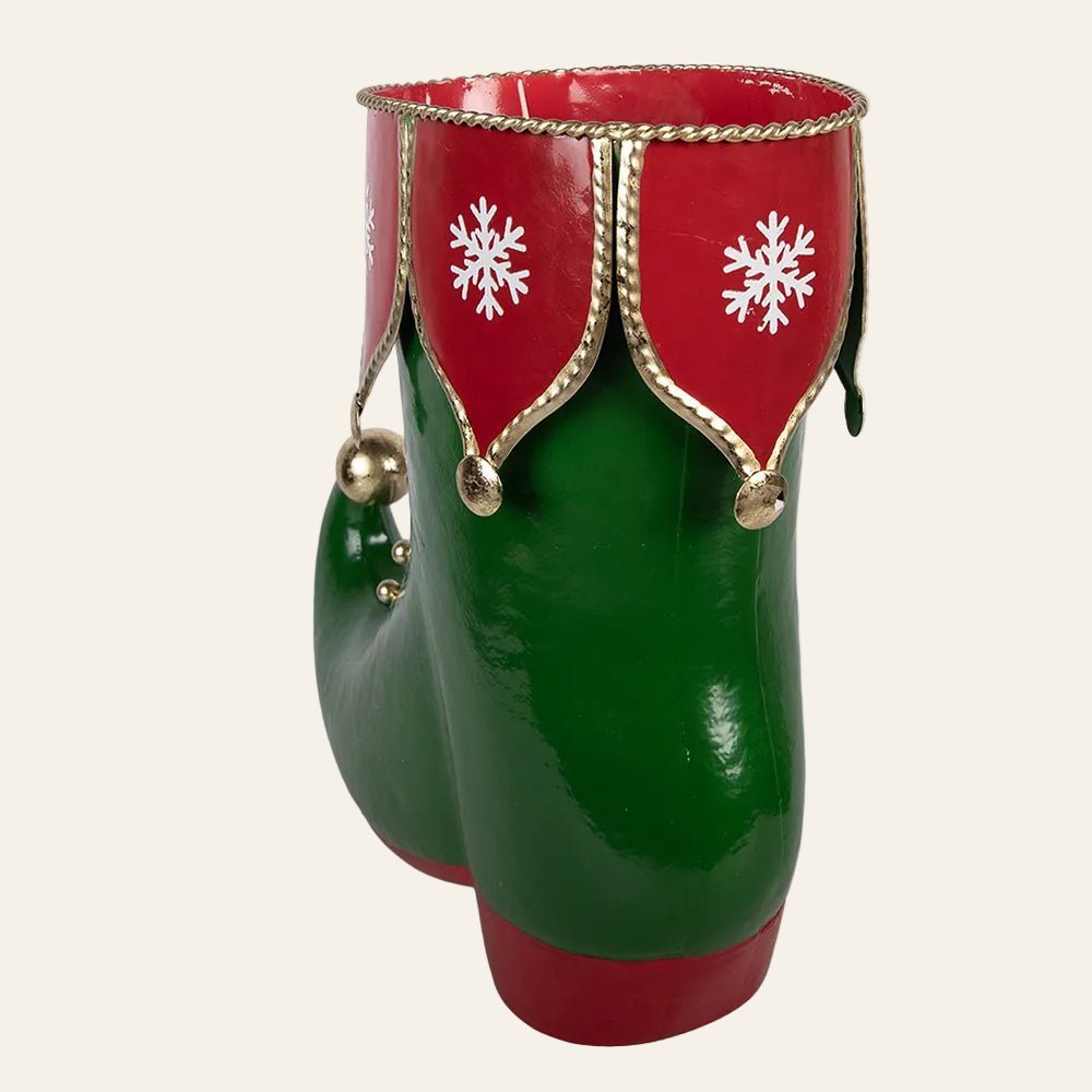 groene laars met rode afwerking en witte sneeuwvlokken afgewerkt met gouden accenten