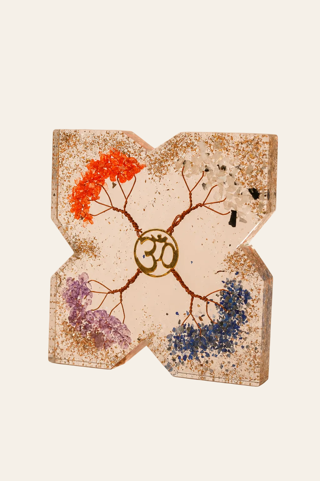 Grote orgoniet bureau ornament met vier levensbomen op een licht beige achtergrond als productfoto
