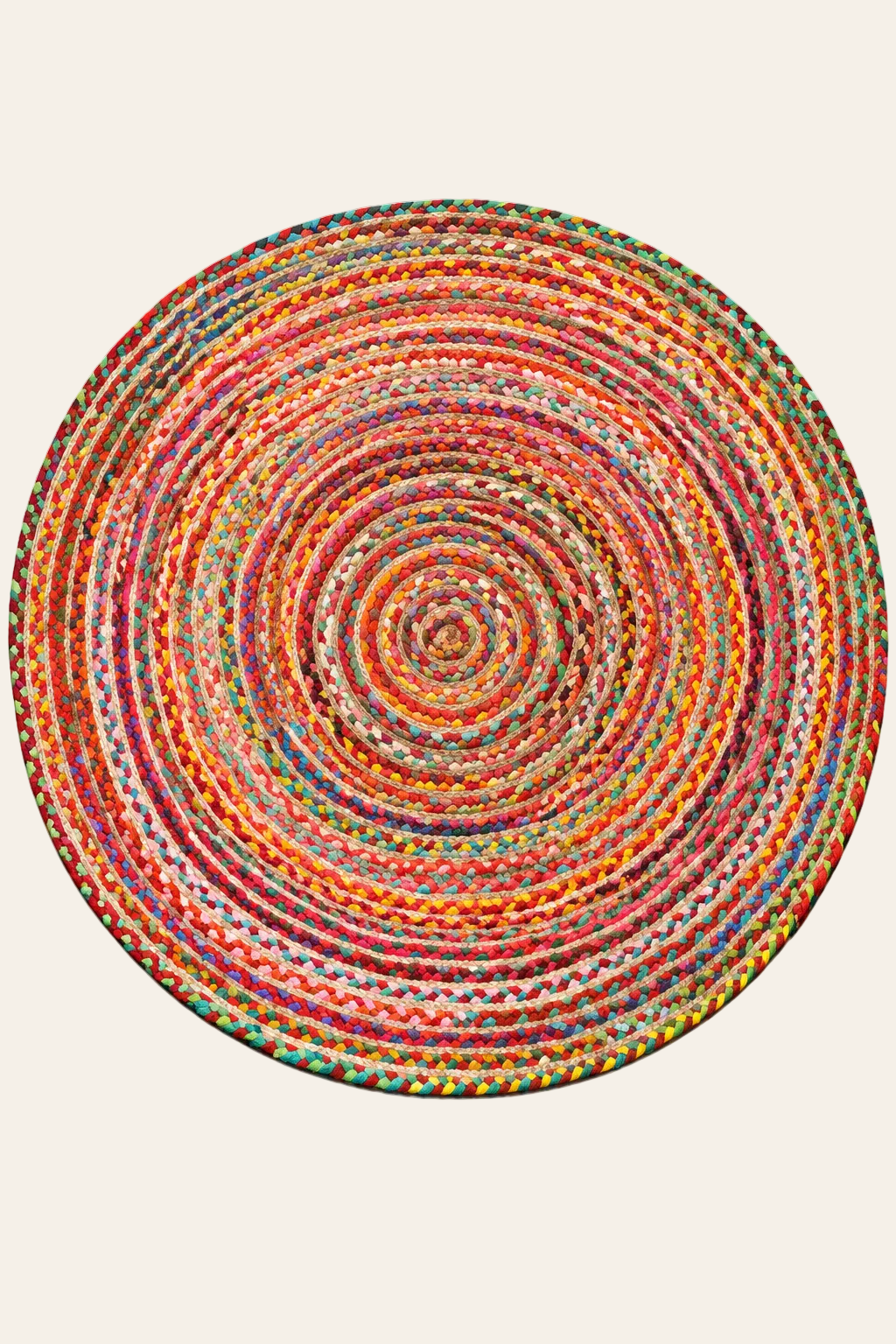 Handgemaakt rond vloerkleed in multicolor met concentrische vlechtstructuur van jute en gerecycleerde textielmaterialen op een neutrale lichte achtergrond.
