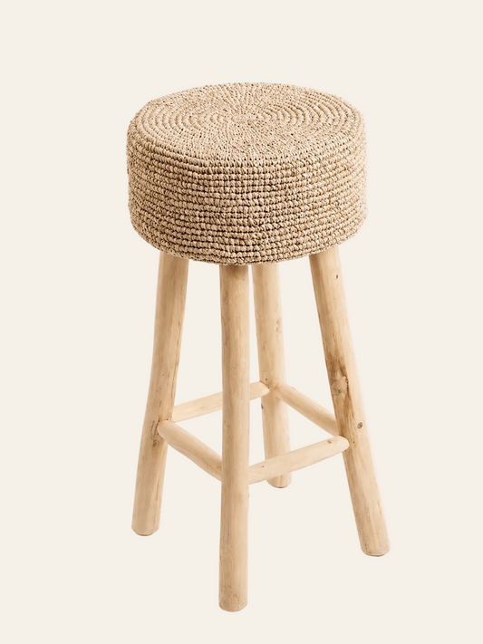 Hoge barkruk van teakhout en raffia op een lichte beige achtergrond