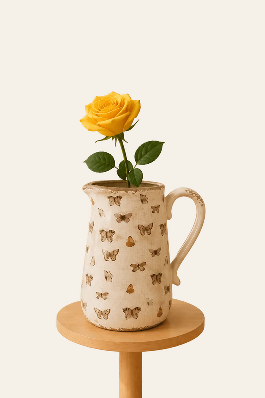 Keramische decoratiekan met vlindermotief als productaanzicht.