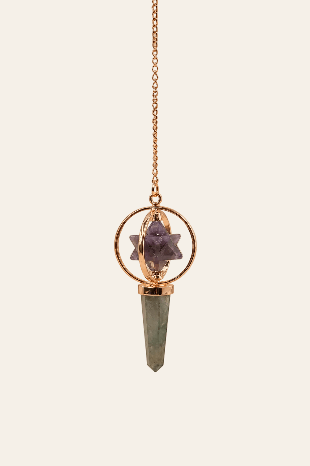 Koperen Merkaba pendel met amethist en labradoriet op een licht beige achtergrond als productfoto