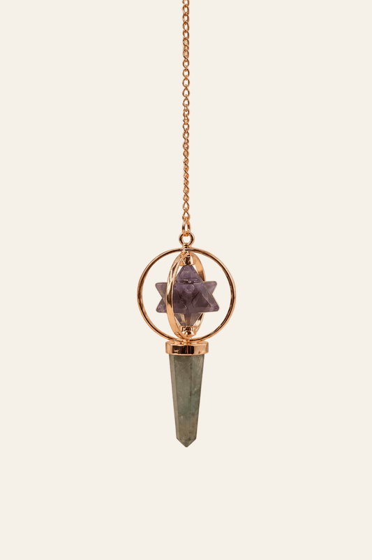 Koperen Merkaba pendel met amethist en labradoriet op een licht beige achtergrond als productfoto