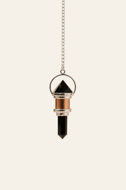 Koperen pendel met obsidiaan op een licht beige achtergrond als productfoto