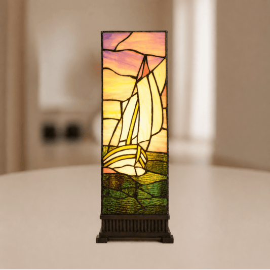 Brandende Tiffany zeilbootlamp met glas-in-lood in beigekleur, paarskleur, groenkleur en blauwkleur