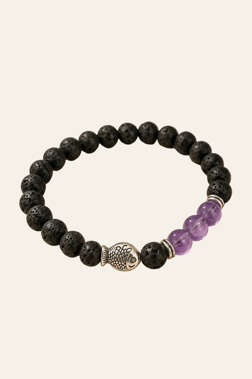 Lavasteen armband met amethist vis op een licht beige achtergrond als productfoto