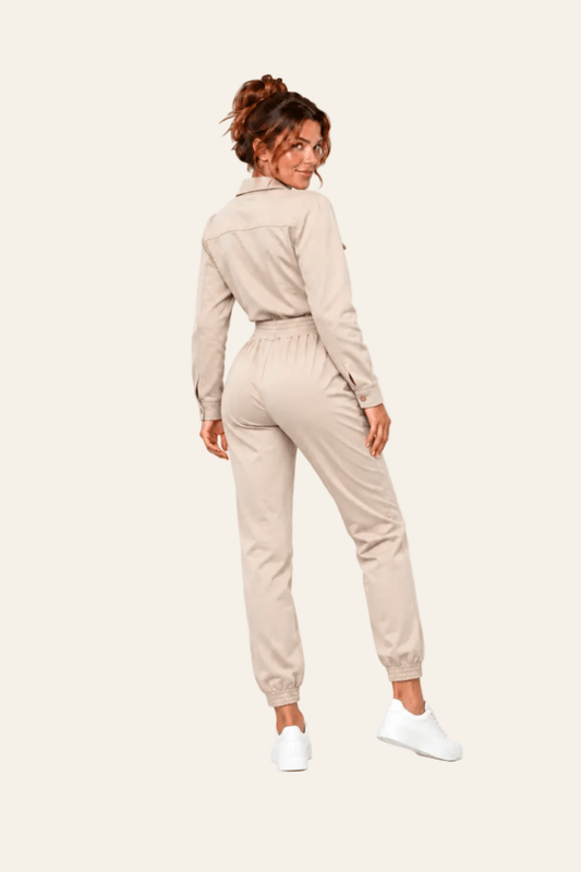 Achteraanzicht van beige LMB Boutique driedelige loungewear set met cardigan en broek.
