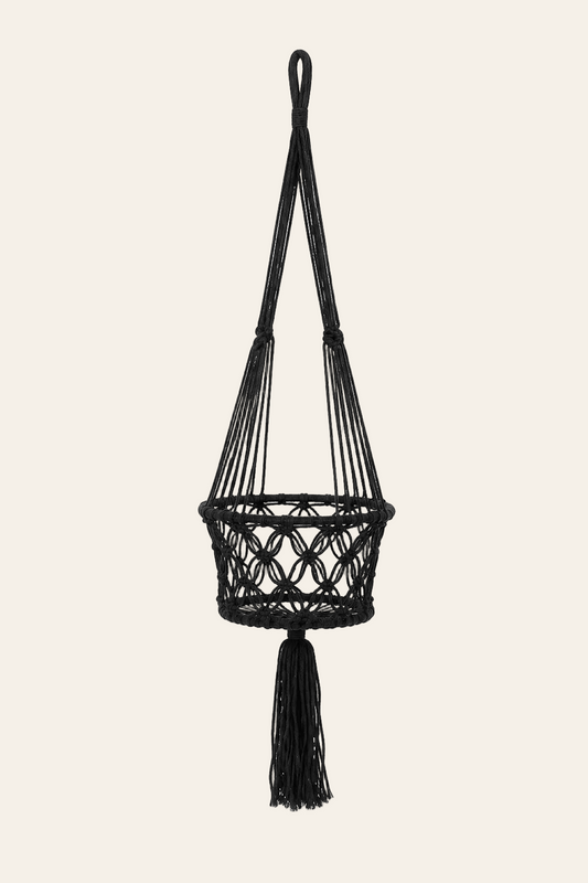 Macramé plantenhouder zwart katoen groot op een lichte beige achtergrond als een productfoto