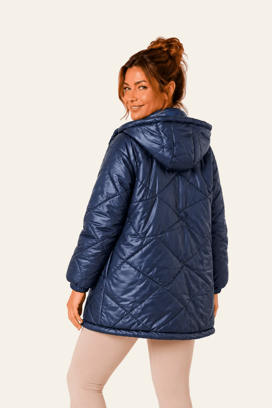 Achteraanzicht van marineblauwe gewatteerde LMB Boutique damesjas met capuchon en lange mouwen.