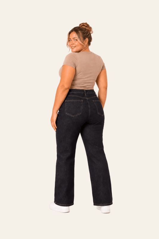 Women's straight high-waisted jeans with belt