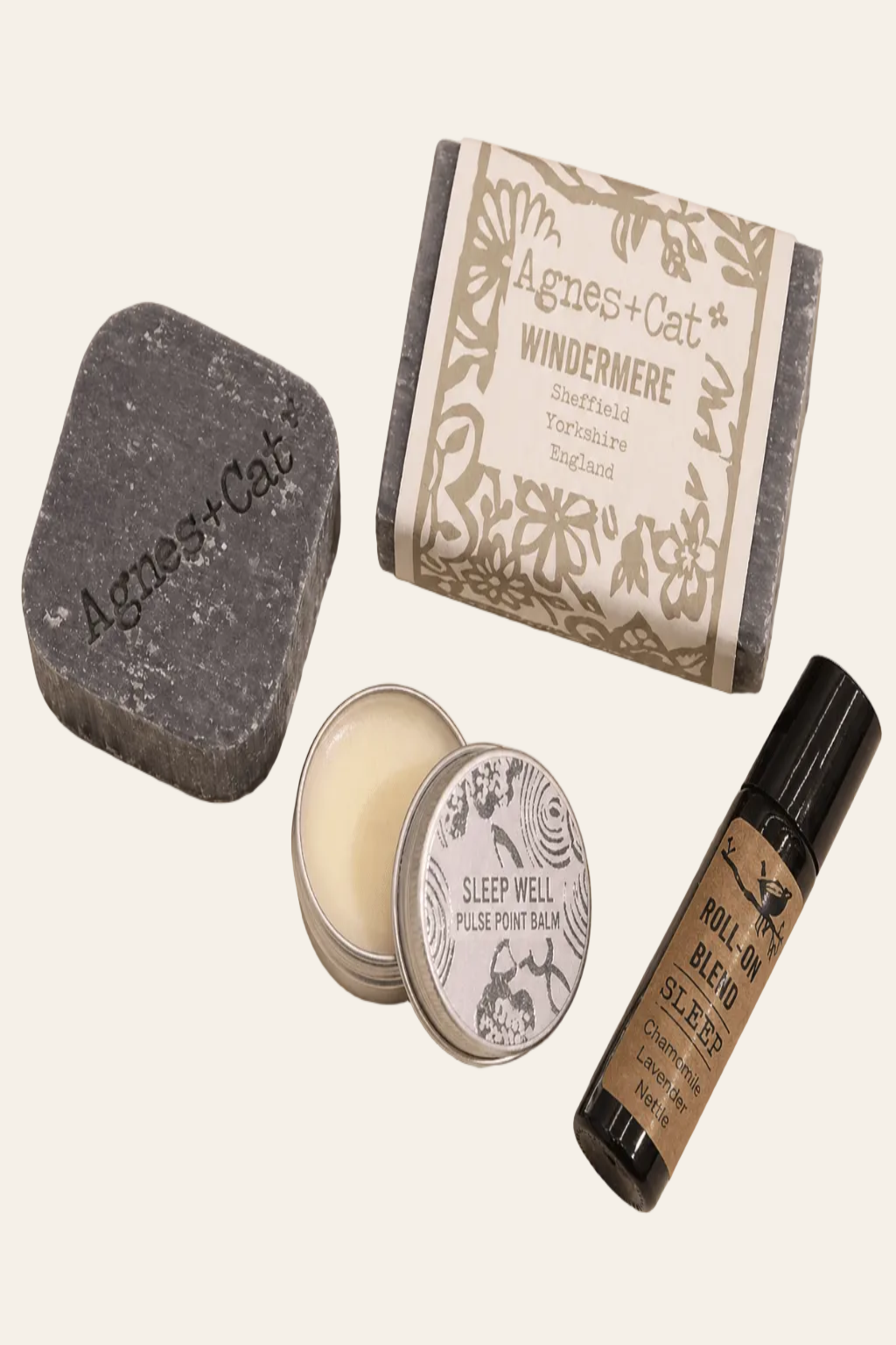 Meerbries wellnessgeschenkset bestaand uit Windermere-zeepblok, een seasalt en moss shampoobar, een salted caramel lippenbalsem en een Sleep roller met etherische oliën van kamille, lavendel en nerolin als productfoto