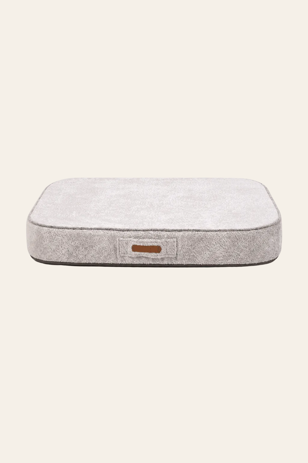 Merlin beige orthopedisch hondenmatras op een lichtbeige achtergrond