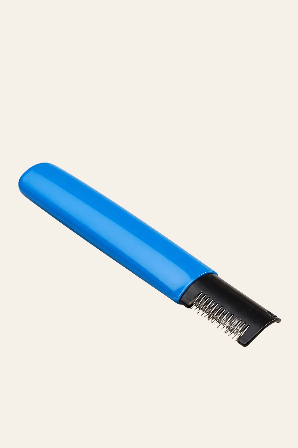 Mikki trimmes voor dikke en ruwe hondenvacht met blauwe ergonomische handgreep en zwarte trimkop op lichtbeige ondergrond.