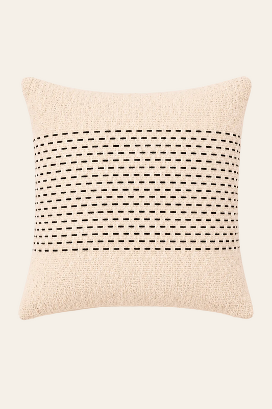 Misty kussenhoes in naturelkleur met zwartkleurig geweven patroon 50 × 50 cm, met aandacht voor materiaal, structuur en proportie.