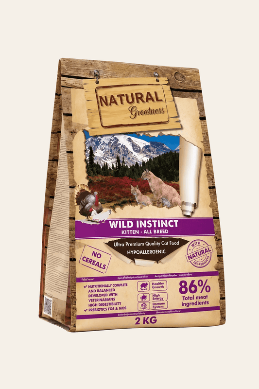 Natural Greatness Wild Instinct kittenbrokken 2 kg met kip, kalkoen en vis in paarse en bruine verpakking op beige achtergrond