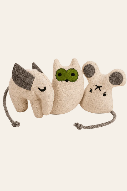 Neandno hervulbaar katoenen kattenspeelgoed met catnip op een lichtbeige achtergrond