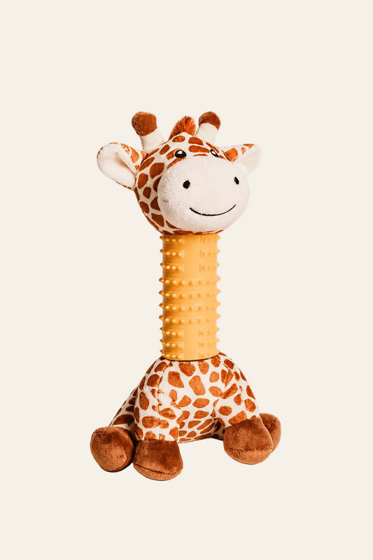 Neandno pluche giraffe met pieper op een lichtbeige achtergrond