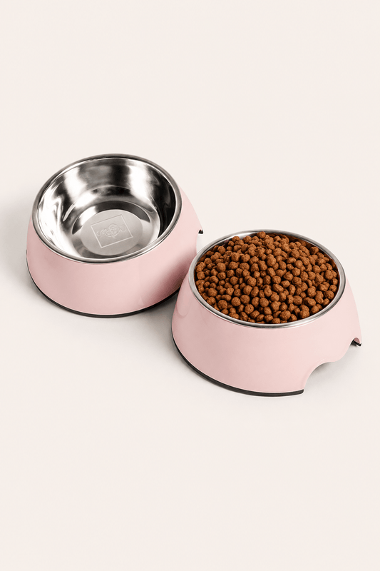 Neandno tweedelig voerbak in roestvrijstaal en melamine in lichtbeige achtergrond productfoto