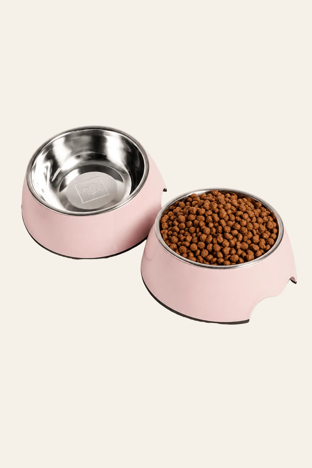 Neandno roze tweedelige voerbak van roestvrij staal en melamine op een lichtbeige achtergrond