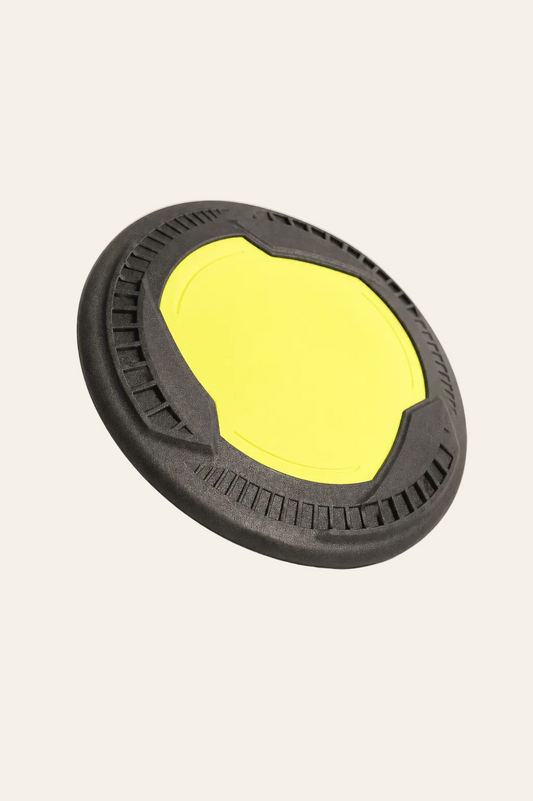 Neandno vliegende hondenschijf op een lichtbeige achtergrond