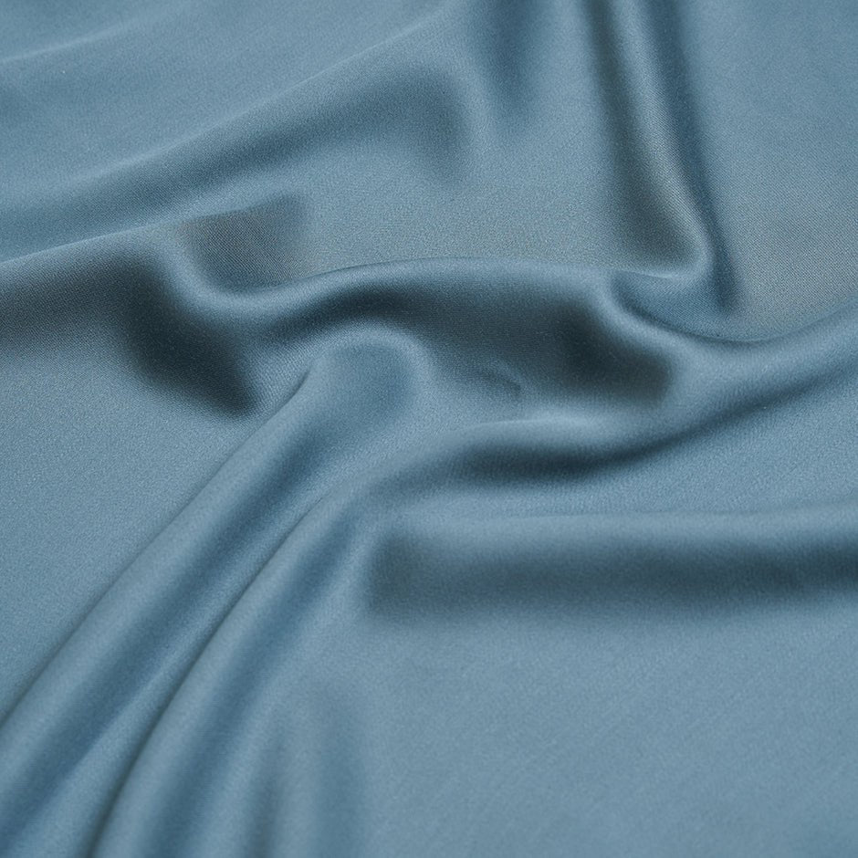 Detail van de zachte oceaanblauwe bamboestof met een glad oppervlak en een subtiele glans