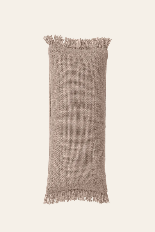 Oh My Gee lendenkussenhoes in parelgrijskleur 35 × 100 cm, met aandacht voor materiaal, structuur en proportie.