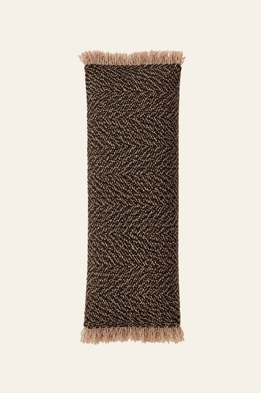 Oh My Gee lendenkussenhoes in zwartkleur met koperkleurige nuances 35 × 100 cm, met aandacht voor materiaal, structuur en proportie.