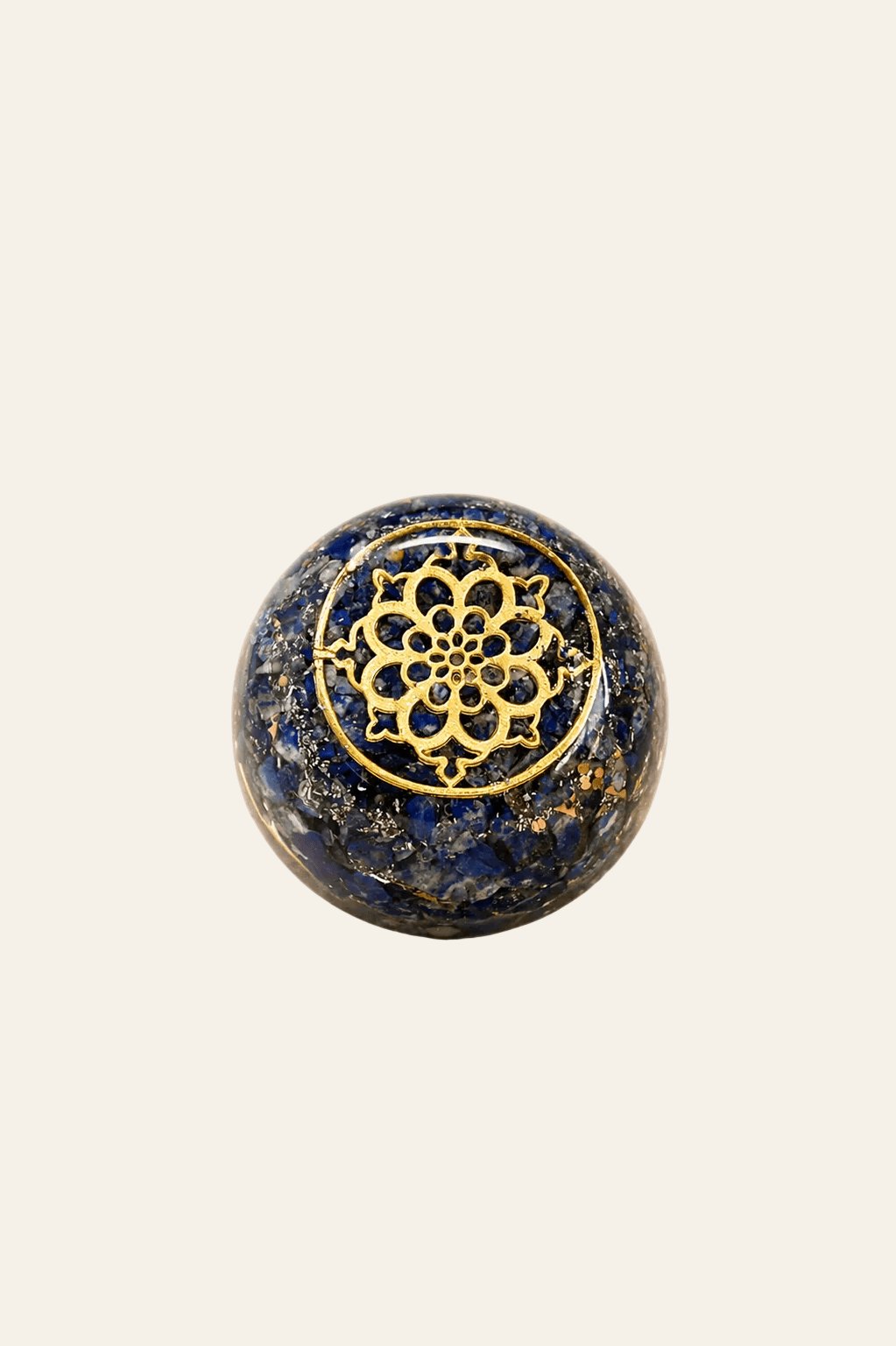 Orgoniet koepel met lapis lazuli en koper op een licht beige achtergrond als productfoto