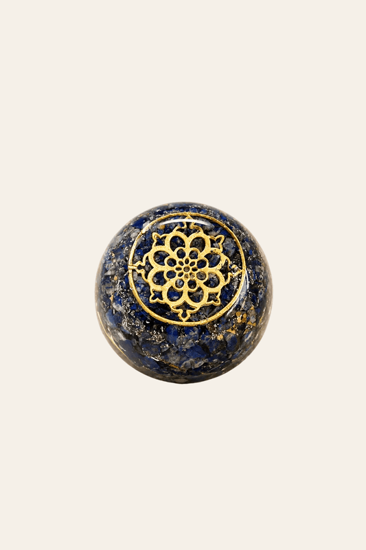 Orgoniet koepel met lapis lazuli en koper op een licht beige achtergrond als productfoto