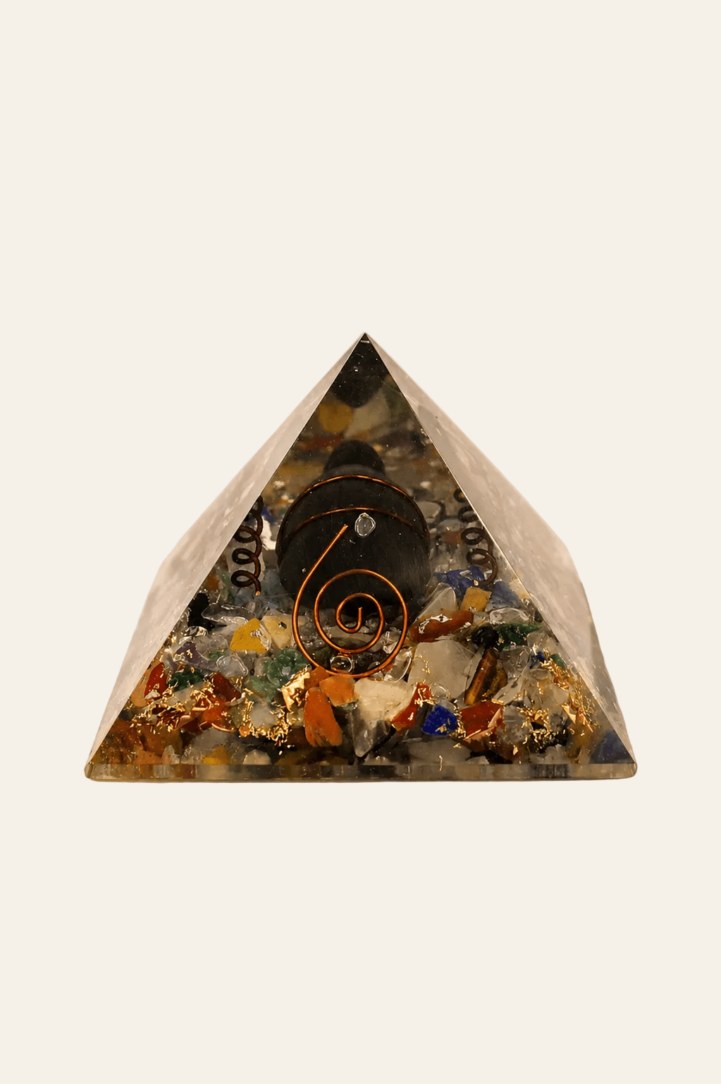 Orgoniet piramide 60 mm met edelsteenchips, koper en schildpad op een lichtbeige achtergrond als productfoto