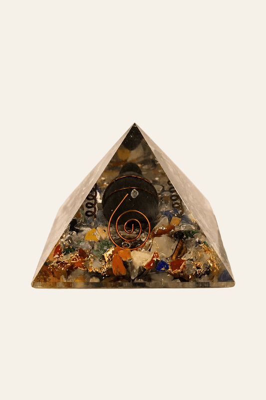 Orgoniet piramide 60 mm met edelsteenchips, koper en schildpad op een lichtbeige achtergrond als productfoto
