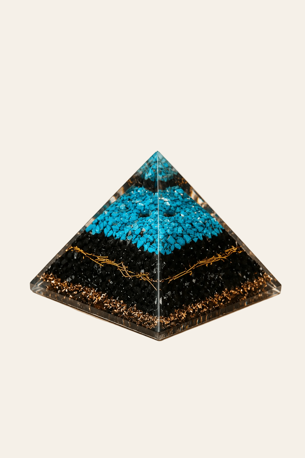 Orgoniet piramide met turquoise en zwarte toermalijn op een lichte beige achtergrond als een productfoto