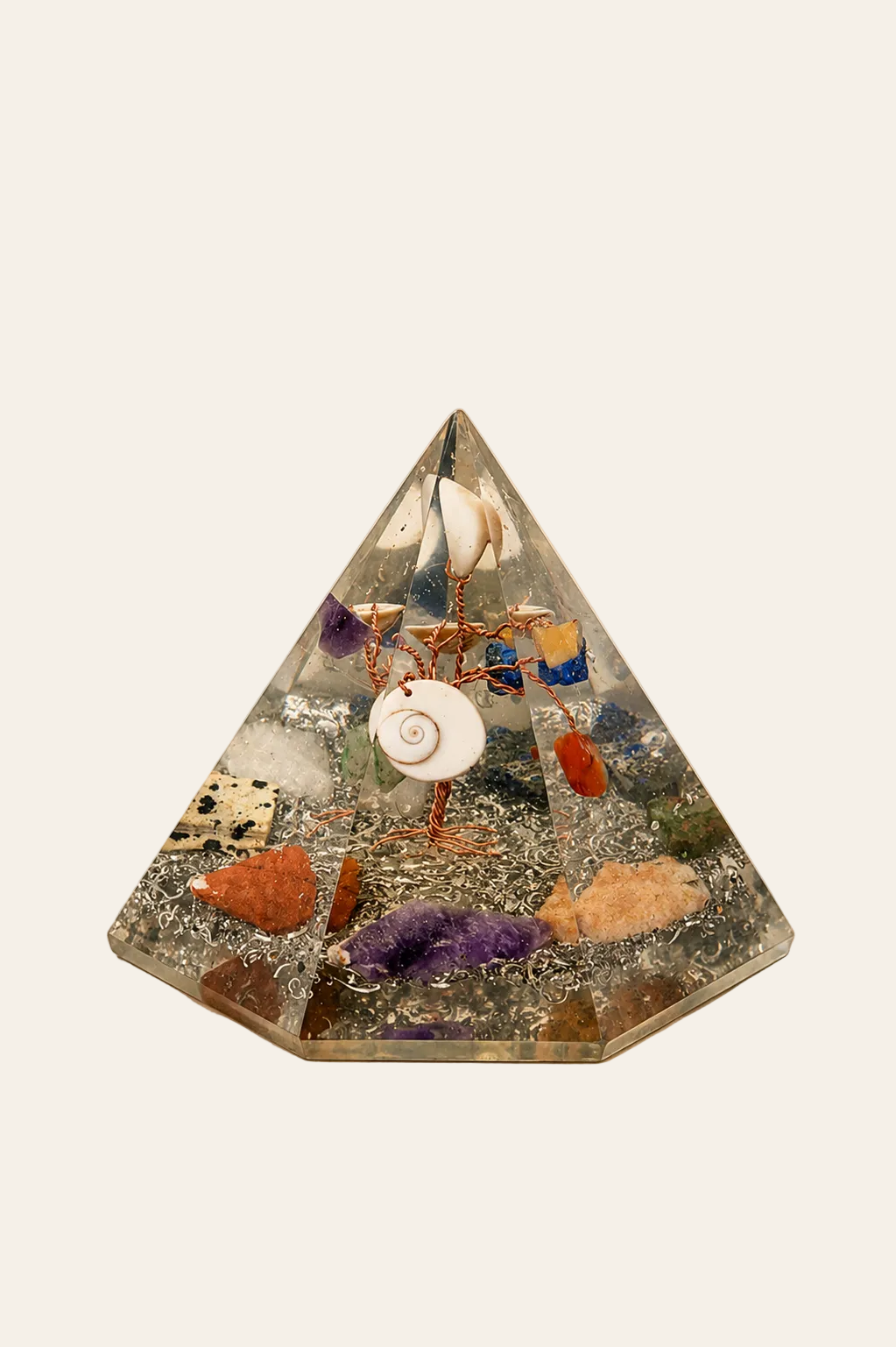 Orgoniet zevenhoekige piramide met levensboom op een licht beige achtergrond als productfoto