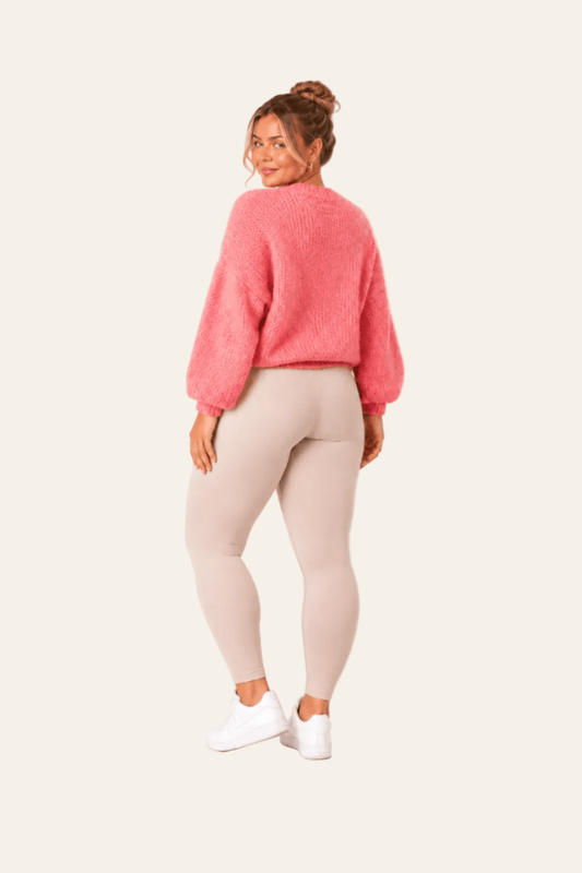 Achteraanzicht van oversized damestrui met losse pasvorm.
