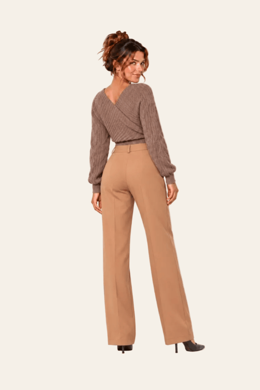 Achteraanzicht van camel LMB Boutique damesbroek met rechte broeklijn.