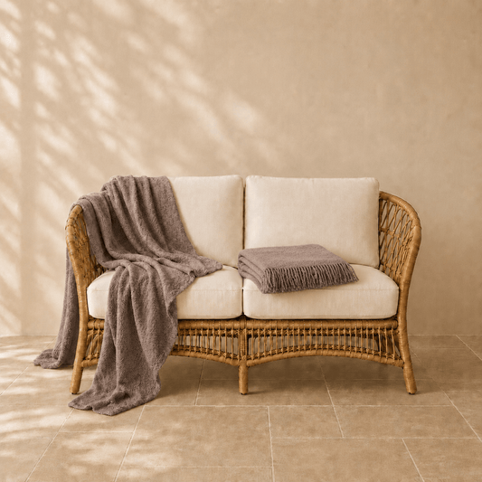 Paris bouclé plaid in cappuccinokleur 140 × 200 cm, met aandacht voor materiaal, structuur en proportie.