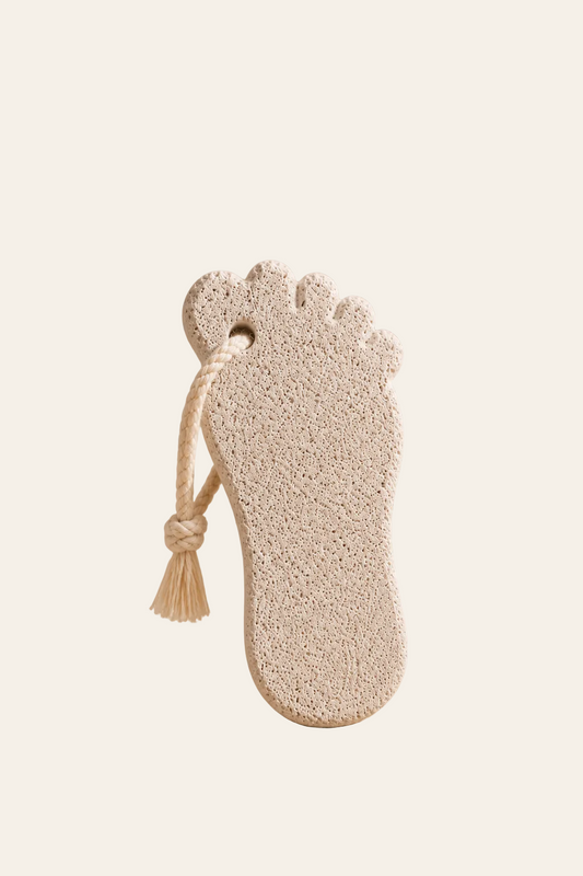 Puimsteen voor de voeten in voetvorm met een lichte beige achtergrond als productfoto