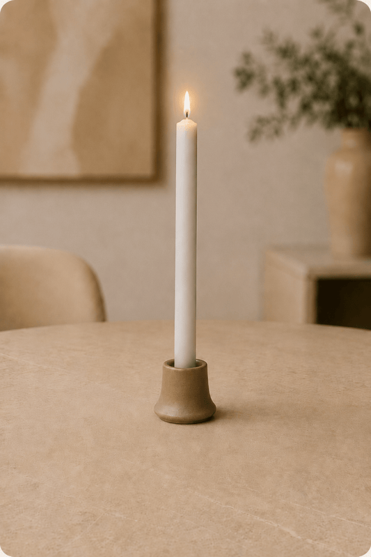 Oplichtende natuurwas dinerkaarsen in zilvergrijs op lichtbeige tafel in de woonkamer met dieptezicht