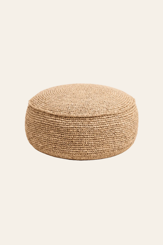 Raffia flores zandkleurige gevlochten poef op lichtbeige achtergond