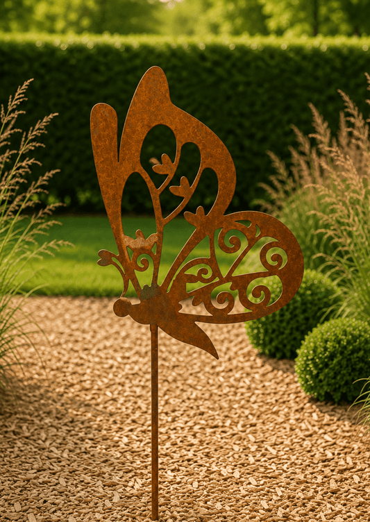 Detail foto van roestige vlinder met seekpin bevestigd in de houtschors van een grote tuin tussen de planten