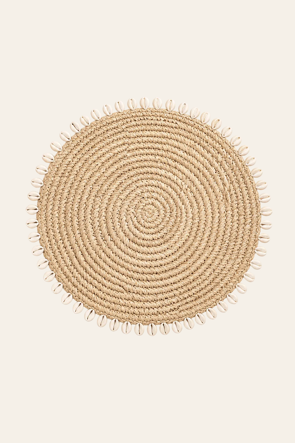 Ronde raffia pannenonderzetter met kaurischelpen op een licht beige achtergrond