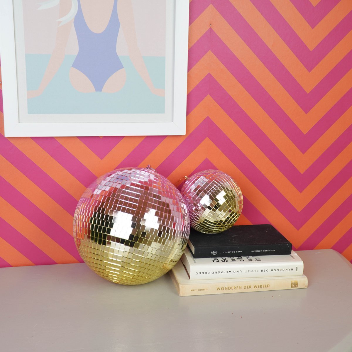 Roze gouden disco kerstbal van 25 x 25 x 25 cm detailfoto