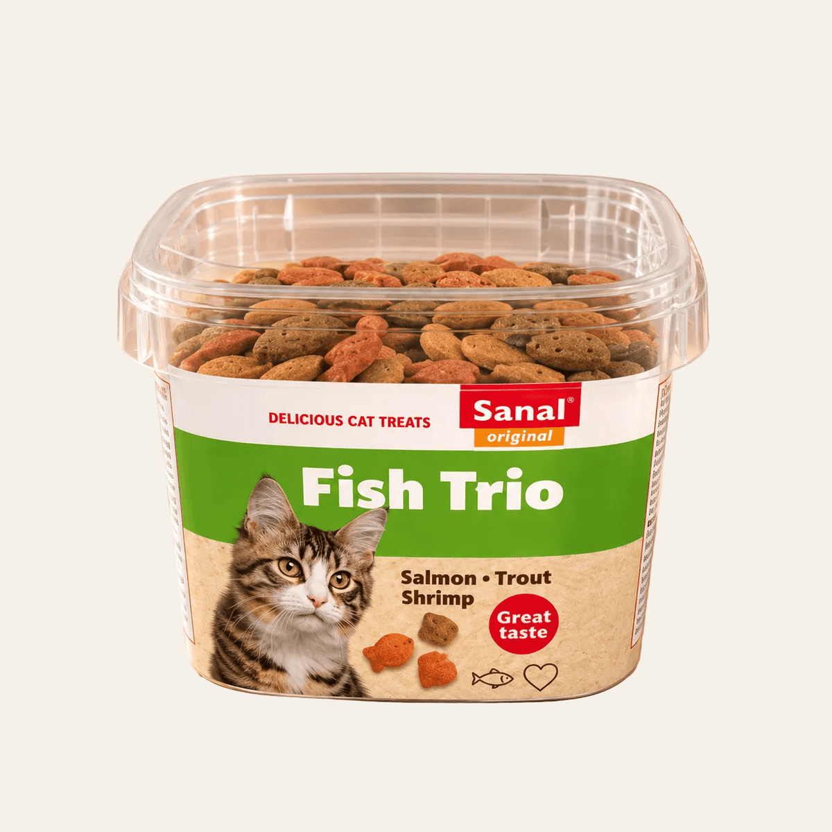 Sanal Fish Trio kattensnacks met zalm, forel en garnalen in transparante hersluitbare cup van 75 gram met groen etiket.